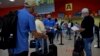 Pasajeros hacen fila en el mostrador de Copa Airlines en el Aeropuerto Internacional José Martí, en La Habana. (YAMIL LAGE / AFP)