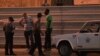 Policias revisan un carnet de identidad (Reporta Cuba)