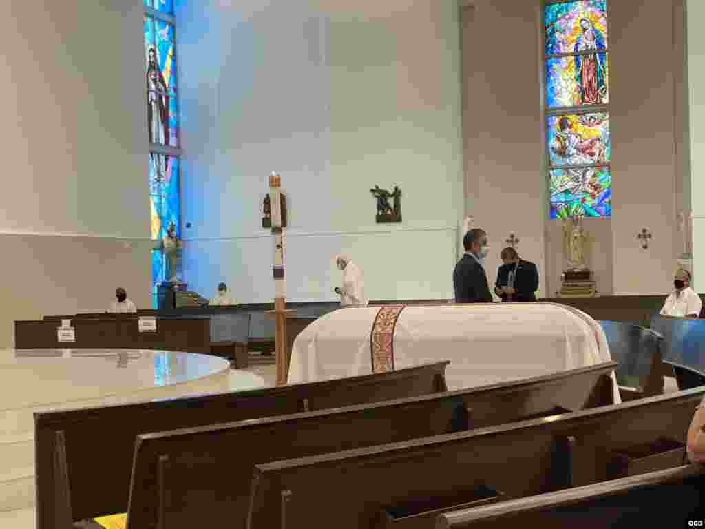 Féretro del Padre Carrillo en la Iglesia Nuestra Sra. de Guadalupe en Doral.