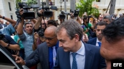 El expresidente de España Jose Luis Zapatero (c) sale de una reunión con la oposición venezolana hoy, jueves 19 de mayo del 2016, en Caracas