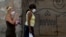 Dos mujeres caminan el martes por una calle de La Habana usando máscaras para evitar la propagación del coronavirus (Foto: Yamil Lage/AFP).