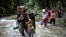 Migrantes en la selva del Darién, entre Colombia y Panamá, el 10 de mayo de 2023. (AP Photo/Iván Valencia).