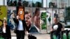 Una parte del Muro de Berlín con imágenes pintadas de los presidentes John F. Kennedy y Ronald Reagan es exhibida en Los Angeles el 9 de septiembre de 2019. (AP Photo/Richard Vogel).