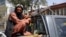 Un combatiente del Talibán apostado con una ametralladora frente al principal ingreso al palacio presidencial en Kabul (Afganistán)