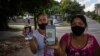 Foto Archivo. Madres de los presos del 11J, Eloy Bárbaro Cardoso y Dariel Cruz, muestran las fotografías de sus hijos detenidos. (Foto AP/Ramón Espinosa)