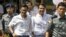 Los periodistas detenidos de Myanmar, Kyaw Zaw Lin (2do izq.) y Phyo Wai Win (2do der.), salen de la corte después de una audiencia previa al juicio en Yangon, el 17 de octubre de 2018.