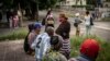Familiares de los manifestantes del 11J enjuiciados días atrás en el Tribunal de 10 de Octubre, en La Habana. (AP/Ramón Espinosa/Archivo)