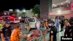 Los heridos son trasladados al hospital tras el ataque aéreo que Hamás atribuyó al ejército israelí.