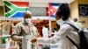 Una cubana llega a Pretoria, Sudáfrica, como parte una brigada de 217 profesionales de la salud, el 27 de abril de 2020. (Elmond Jiyane / GCIS / AFP)
