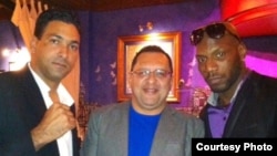 De izquierda a derecha el promotor cubano Michael Luzbet, Edemio Navas y el invicto cubano Yunieski González. Foto OCB