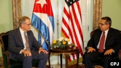 DeLaurentis (i) entrega carta de Obama para Castro sobre reanudación de relaciones en la Cancillería cubana.