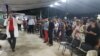 El pastor Bernardo Salomón de Quesada oficia un culto cristiano en su iglesia en Camagüey, Cuba. (FACEBOOK).