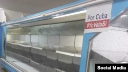 El mercado de 3ra y 70, en Miramar, La Habana, con las neveras vacías, y un cartel que invita a votar sí en el referendo constitucional.
