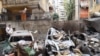 El muftí adjunto de Daguestán, Shehabeddin Husseinov, inspecciona los daños a un edificio alcanzado por un ataque aéreo israelí, durante una visita a la zona de Nuwairi en Beirut el 17 de octubre de 2024.
