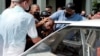 Un hombre es detenido durante una manifestación contra el gobierno del presidente cubano Miguel Díaz-Canel en La Habana, el 11 de julio de 2021.