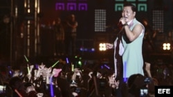 El múscio surcoreano Psy (3i) actúa durante el concierto ofrecido en el City Hall de Corea de Sur