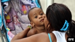 Una madre juega con su pequeño hijo en La Habana, Cuba.