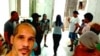 Artistas y activistas permanecen en la sede del Movimiento San Isidro en una acción poética de resistencia por la libertad de Denis Solís. (Facebook/Yasser Castellanos)