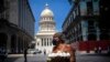 Una mujer lleva un cartón de huevos en La Habana, en medio de la pandemia.