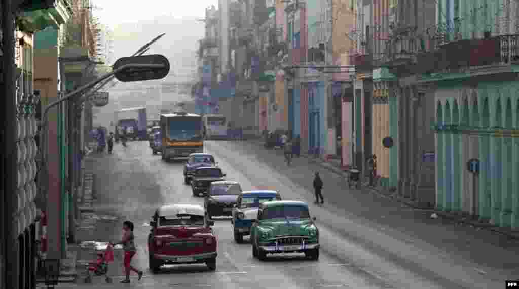Vista de una calle de La Habana (Cuba), este  viernes, 20 de enero de 2017, día en que Donald Trump asume la presidencia de EEUU. Washington y La Habana  han desarrollado una frenética actividad bilateral en las últimas semanas, pues con la salida de Barack Obama de la Casa Blanca y la llegada de Trump la continuidad del deshielo iniciado en el 2014 se tiñe de incertidumbre, porque el nuevo mandatario ha insistido en que no está de acuerdo con este proceso.  