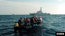 Balseros rescatados en alta mar por la Guardia Costera de EE UU.