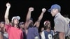 Un policía controla el orden durante la clausura del VIII Festival Nacional de Rap, en un concierto celebrado en la plaza Africa de Alamar, el 18 de agosto de 2002. (AFP/ Niurka Barroso)