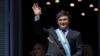 El nuevo presidente de Argentina Javier Milei saluda a la multitud desde un balcón de la Casa Rosada tras tomar posesión del cargo este 10 de diciembre.