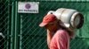 Un hombre carga una balita de gas en La Habana. AFP/ YAMIL LAGE