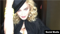 Madonna posteó esta foto en Instagram con el siguiente texto: " Libre 🇨🇺❣🍾"