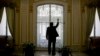El embajador cubano José Ramón Cabanas muestra los disparos en la entrada principal de la embajada. AP Photo/Andrew Harnik)