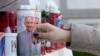 Una mujer deja un rosario junto a velas adornadas con la imagen del papa Francisco, en el exterior del hospital Agostino Gemelli de Roma. (AP/Gregorio Borgia)