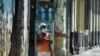 Una mujer con su bolsa de los mandados en una esquina de La Habana. (Yamil Lage/AFP)