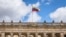 Una bandera colombiana ondea en el Capitolio Nacional, sede del Congreso de la República de Colombia.