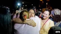 La opositora venezolana María Pérez abraza a sus familiares luego de su liberación, en las inmediaciones de 'El Helicoide'.