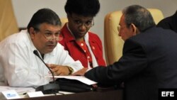 Raúl Castro conversa con Marino Murillo. Foto tomada en 2010.