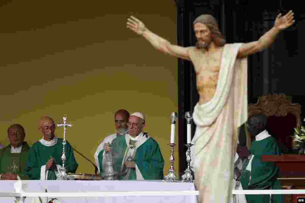 El Papa hablo sobre las tentaciones que encontramos en el camino, como la “tentación del servicio que se sirve a sí mismo en nombre de lo nuestro”, y que “genera una dinámica de exclusión”, y recordó asimismo que “el servicio nunca es ideológico” porque “no se sirve a ideas, sino que se sirve a las personas”.