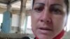 Dairis González Ravelo visitó el edificio en ruinas donde viven 15 familias amenazadas de desalojo. (Captura de video/Facebook)