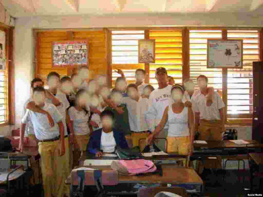 Cubadave posa con estudiantes de secundaria. Strecker asegura que la foto fue tomada en Matanzas.