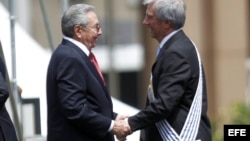 Raúl Castro saluda a Yabaré Vázquez al término de la ceremonia de traspaso de mandato en la Plaza de la Independencia de Montevideo, Uruguay.