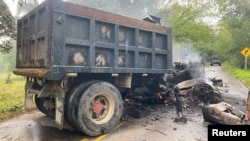 Un camión cargado con explosivos utilizados en un ataque atribuido a guerrilleros del ELN contra una base militar, arde en Puerto Jordán, Colombia, el 17 de septiembre de 2024. Ejército colombiano/ vía REUTERS