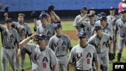 Los integrantes del equipo de Estados Unidos saludan al publico al final del partido amistoso frente a Cuba.