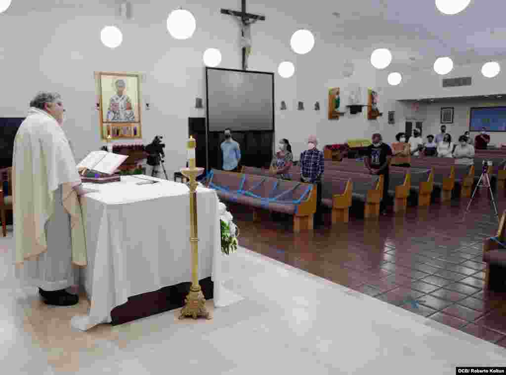 Misa en la Iglesia San Lázaro, de Hialeah, oficiada por el Padre Espino. La misa fue convocada por la Asamblea de la Resistencia. 