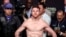El boxeador Saúl "Canelo" Álvarez posa en la balanza durante su pesaje con Julio César Chávez, Jr., en el MGM Grand Arena en Las Vegas, Nevada.