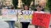 Una manifestación de apoyo a las protestas en Cuba durante un evento en memoria de las víctimas del Remolcador 13 de Marzo, en Washington, DC.