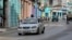 Un auto de policía patrulla las calles de La Habana. (Archivo)