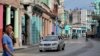 Un auto de policía patrulla las calles de La Habana.