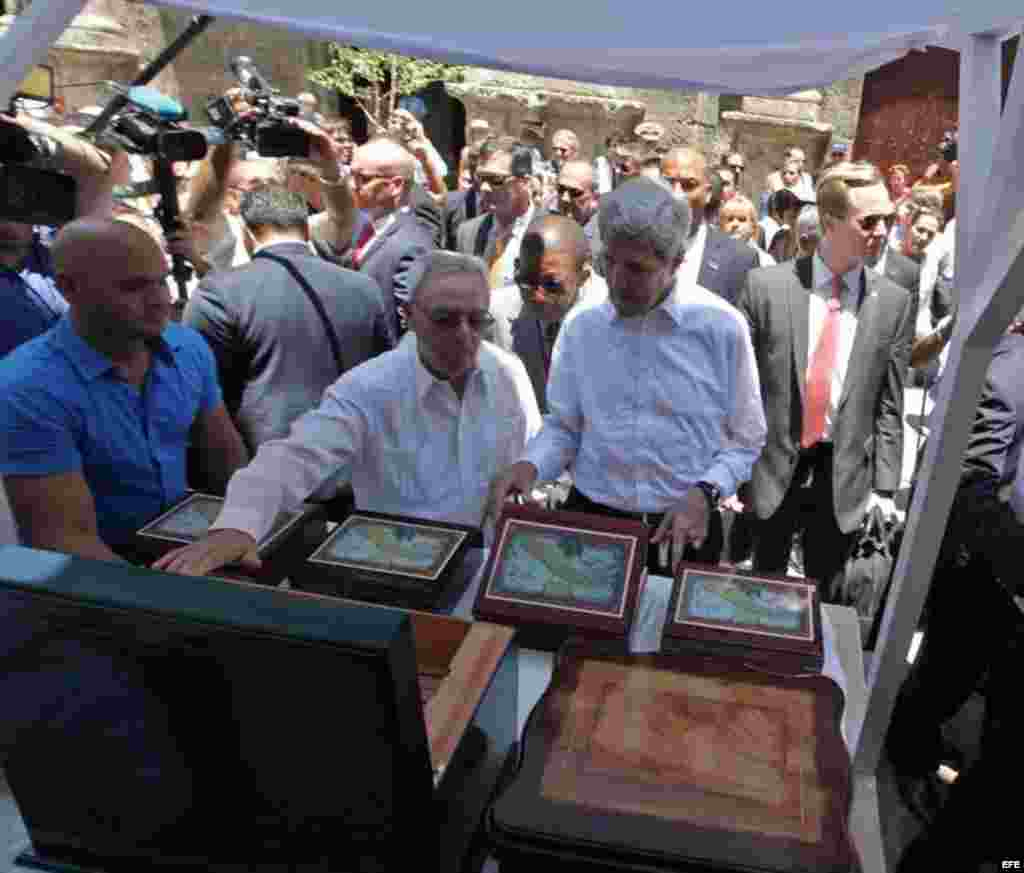 El secretario estadounidense de Estado, John Kerry (c), observa varias cajas de tabacos en La Habana Vieja (Cuba).  
