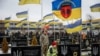 En el segundo aniversario del ataque de Rusia a Ucrania, muchas personas rindieron tributo a los caídos en la invasión, como ocurrió en la ciudad de Bucha, en las afueras de Kiev, Ucrania, el 24 de febrero de 2024. REUTERS/Gleb Garanich