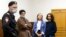 Las autoridades rusas rodean a los estudiantes de periodismo, de izq. a der., Armen Aramyan, Natalya Tyshkevich y Alla Gutnikova. (Foto AP/Denis Kaminev)