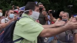 Dos cubanos detenidos en las inmediaciones del Parque Quijote por pedir "Libertad" Dos cubanos detenidos en las inmediaciones del Parque Quijote por pedir "Libertad"